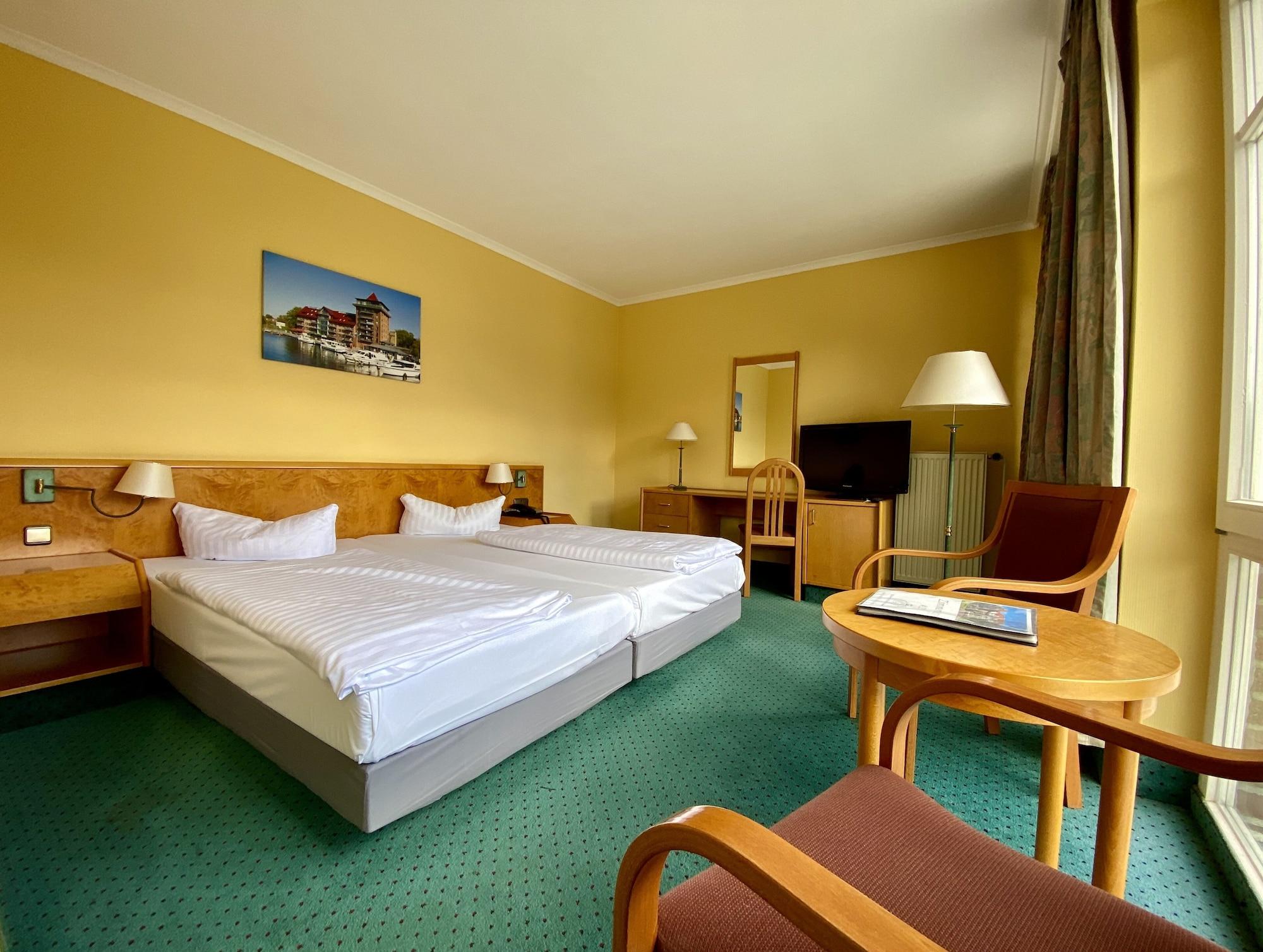 Park Hotel Fasanerie Нойштрелиц Экстерьер фото