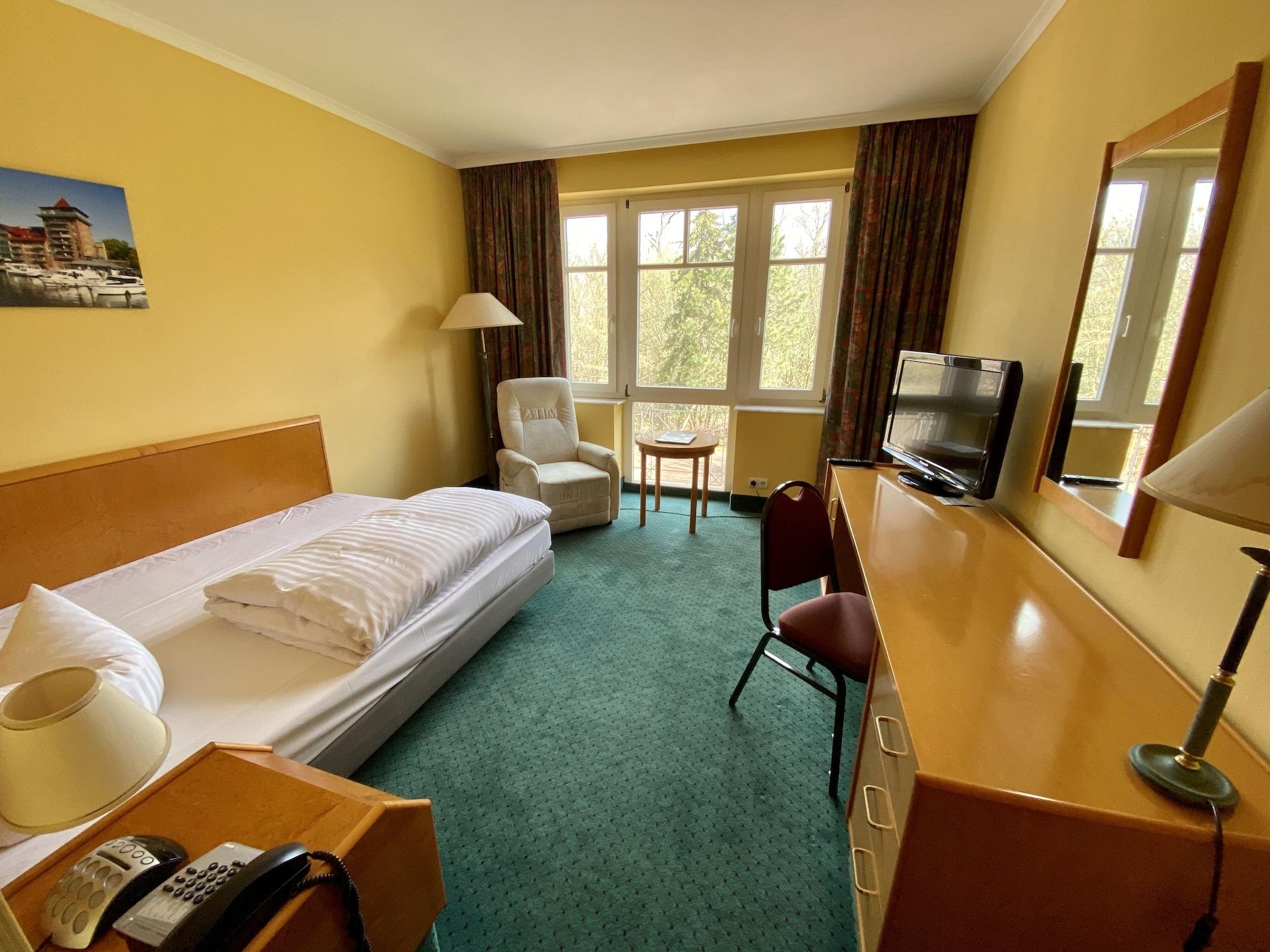 Park Hotel Fasanerie Нойштрелиц Экстерьер фото