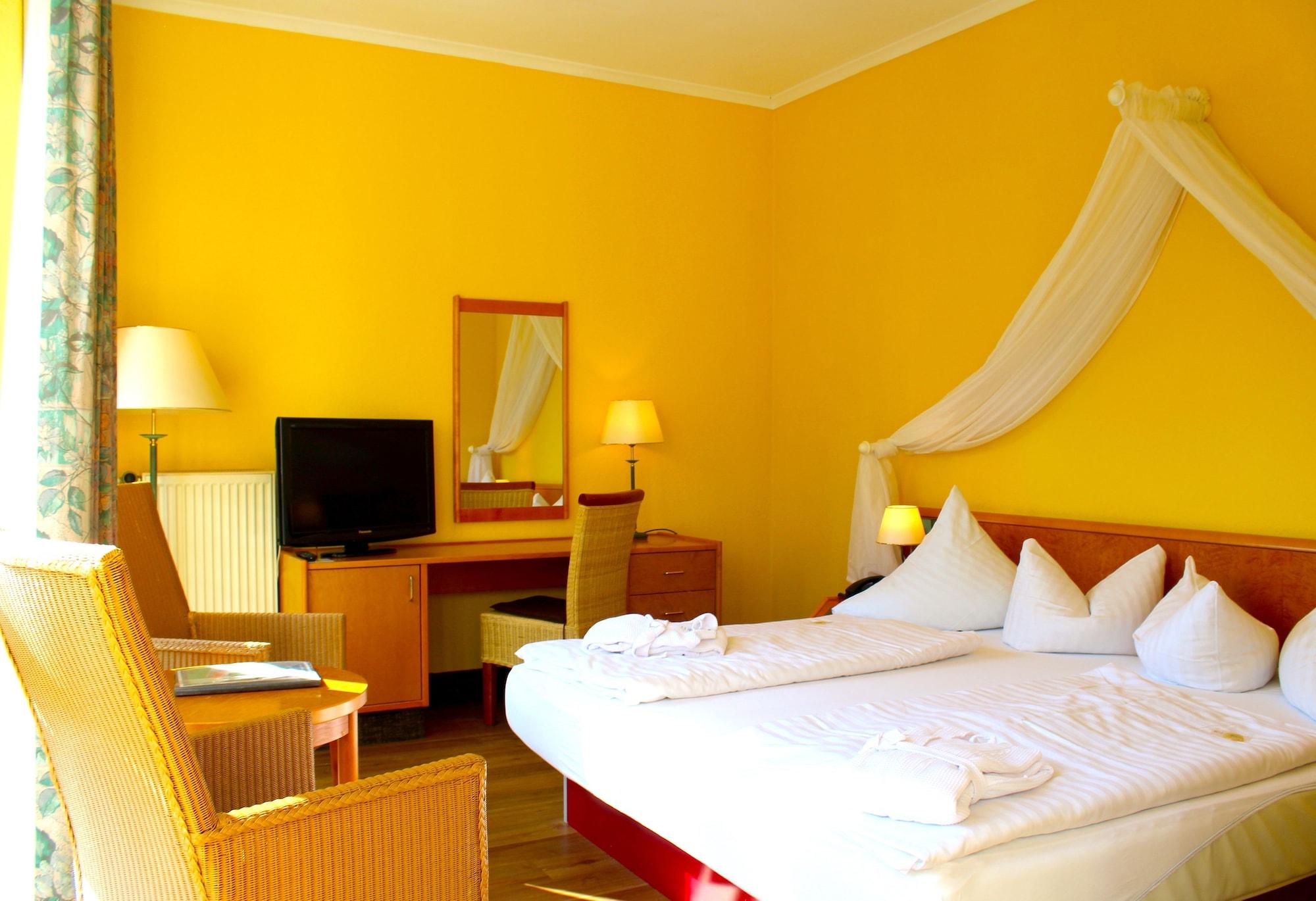 Park Hotel Fasanerie Нойштрелиц Экстерьер фото