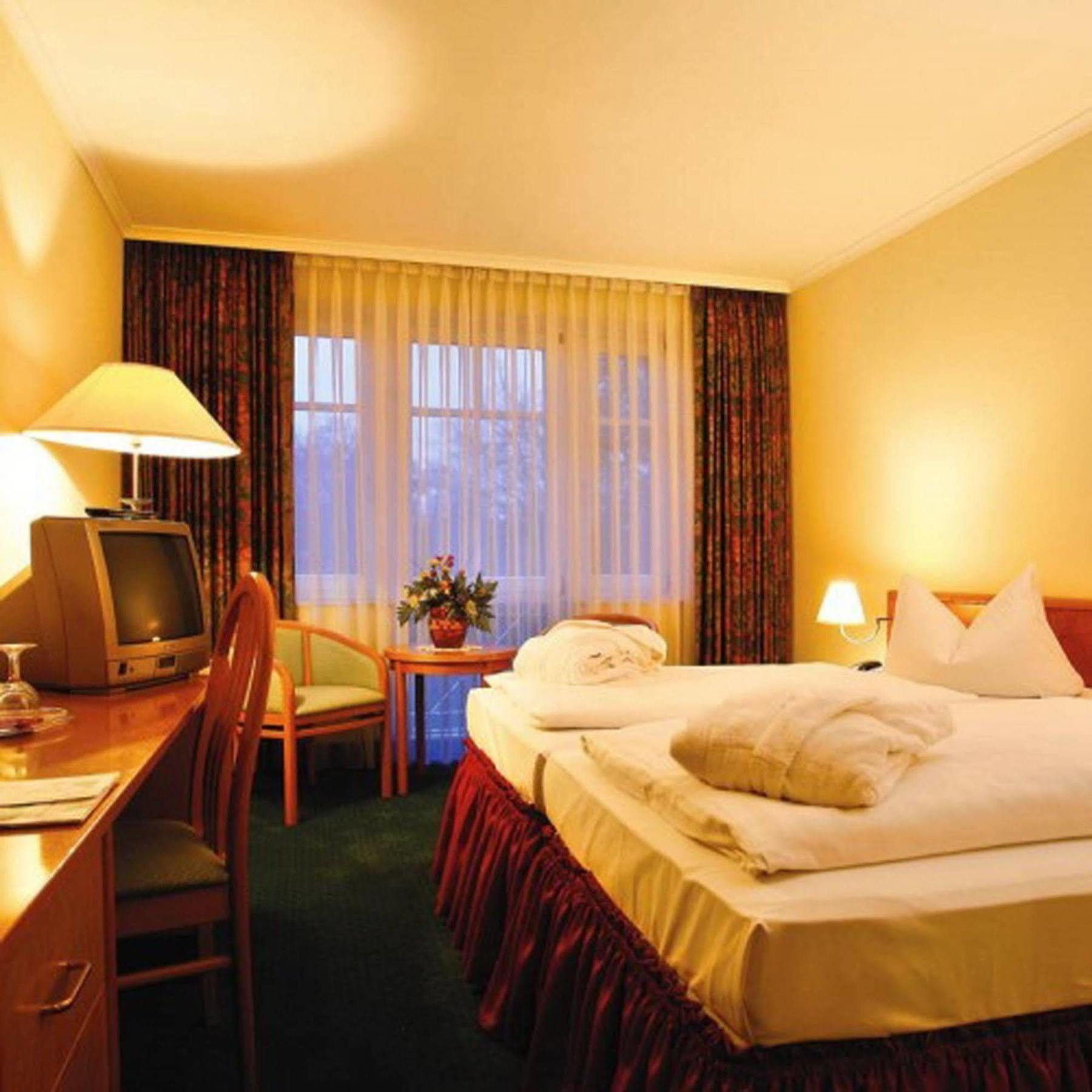 Park Hotel Fasanerie Нойштрелиц Экстерьер фото