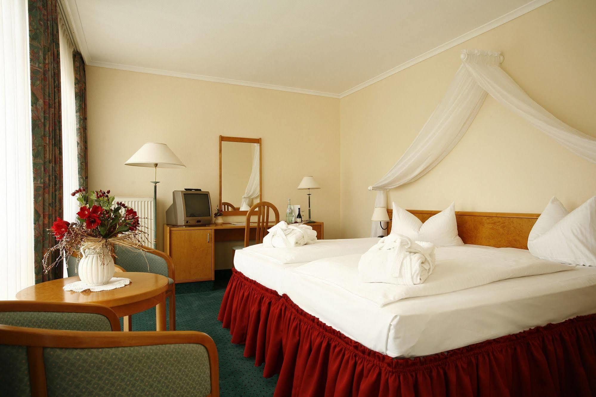 Park Hotel Fasanerie Нойштрелиц Экстерьер фото