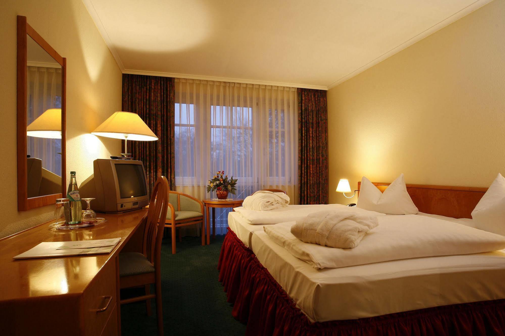 Park Hotel Fasanerie Нойштрелиц Экстерьер фото