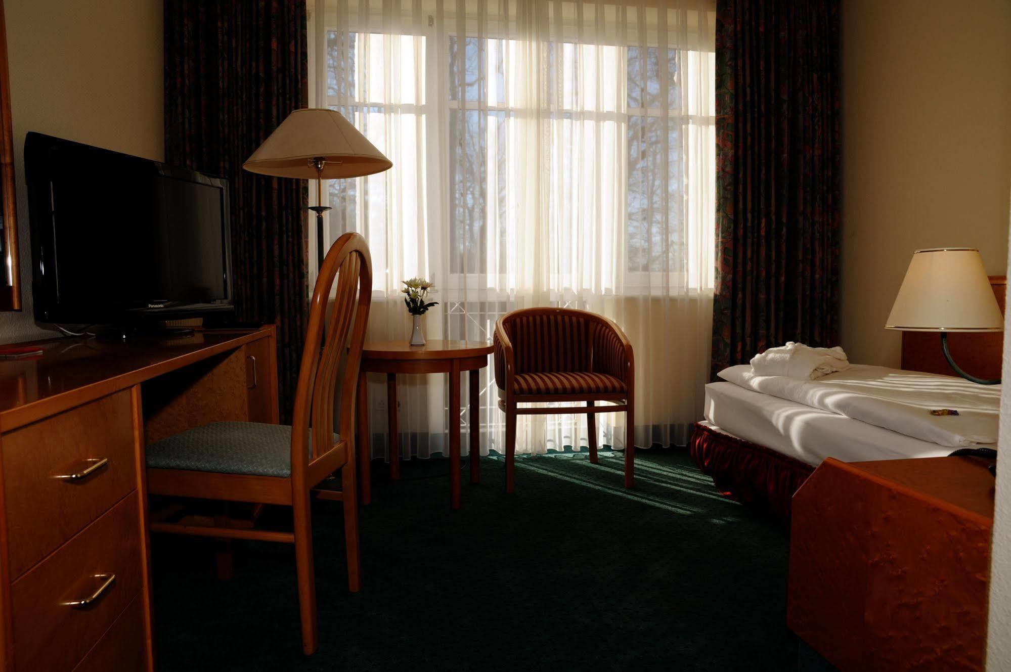 Park Hotel Fasanerie Нойштрелиц Экстерьер фото